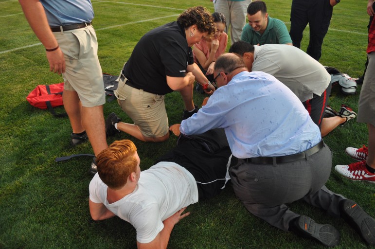 Trainer Amy pumps the vaccuum splint.