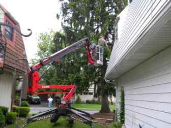 Rather than relying solely on a bucket truck, Hungry Beaver uses a state-of-the-art track lift to reach trees in narrow spaces and help protect flowers, shrubs and fencing.