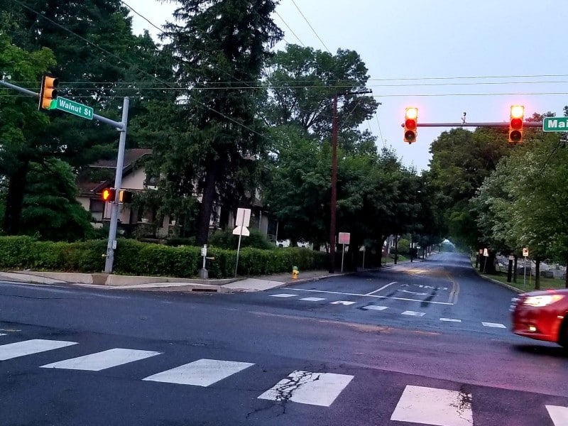 walnut and main left turn arrow